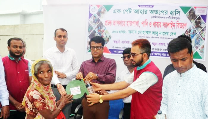 মাগুরায় হাতপাখা, স্যালাইন ও পানি বিতরণ