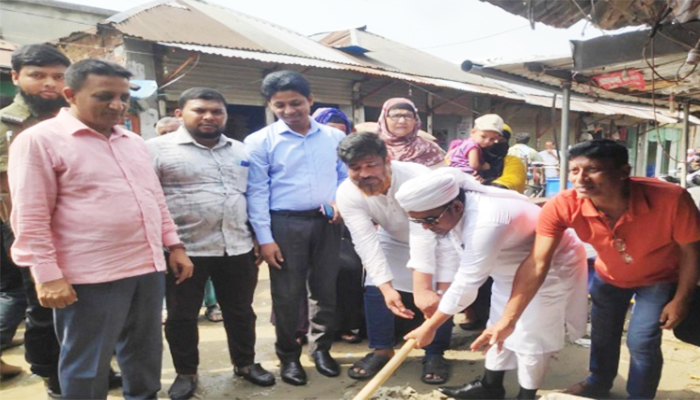 আলফাডাঙ্গায় পৌর বাজারের ভবন নির্মাণ কাজের উদ্বোধন