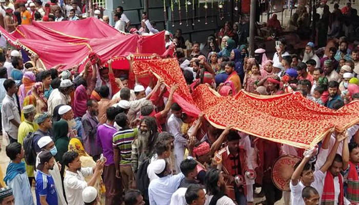 শাহজালাল মাজারে গিলাফ দিলেন আনোয়ারুজ্জামান