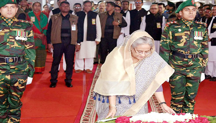 জাতির পিতার প্রতিকৃতিতে প্রধানমন্ত্রীর শ্রদ্ধা