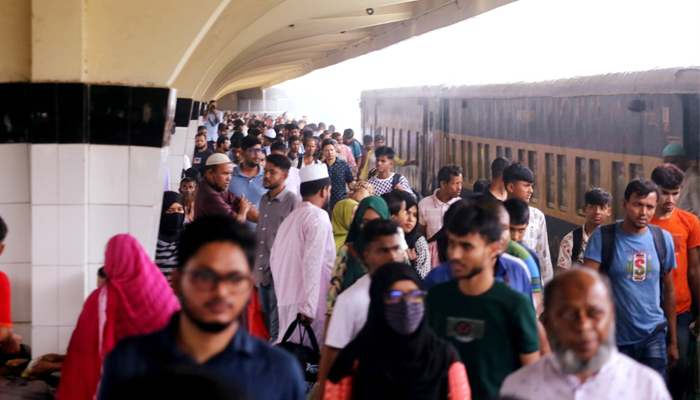 ছুটির প্রথমদিনে ঢাকা ছেড়েছেন ১৯ লাখ সিম ব্যবহারকারী