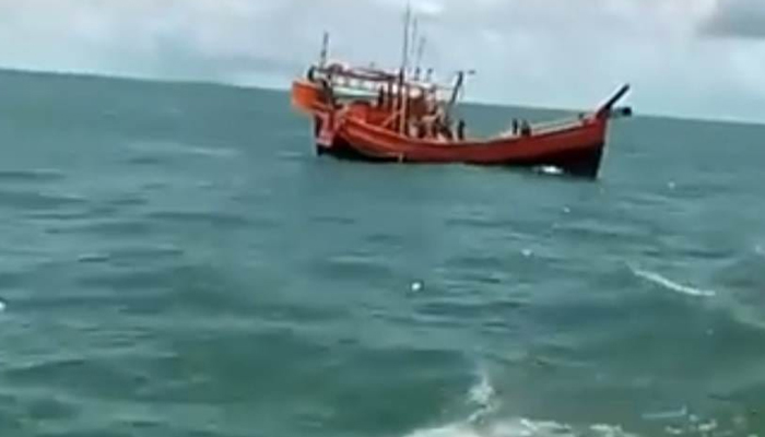 নিষেধাজ্ঞার সুযোগে সাগরে ভারত-মিয়ানমারের জেলেদের রাজত্ব