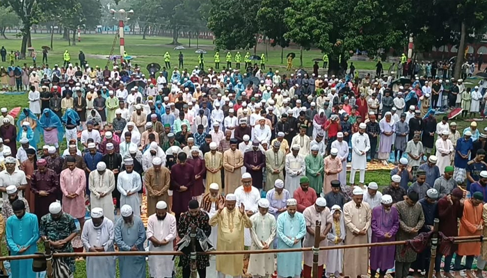 বৃষ্টিতে ভিজে শোলাকিয়া ঈদগাহে মুসল্লিদের নামাজ আদায়