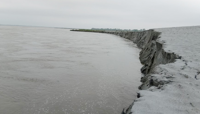 নদী গর্ভে বিলিনের পথে বিঘা পর বিঘা ফসলী জমি