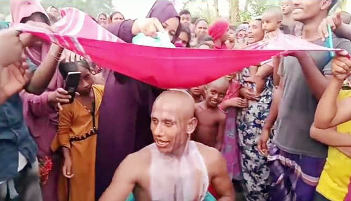 প্রেমে ছ্যাকা খেয়ে যুবকের দুধ দিয়ে গোসল