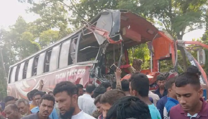 চকরিয়ায় চলন্ত ট্রাকে বাসের ধাক্কা, নিহত ২