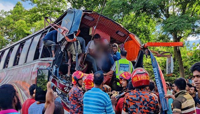 চকরিয়ায় চলন্ত ট্রাকে বাসের ধাক্কা, নিহত ২