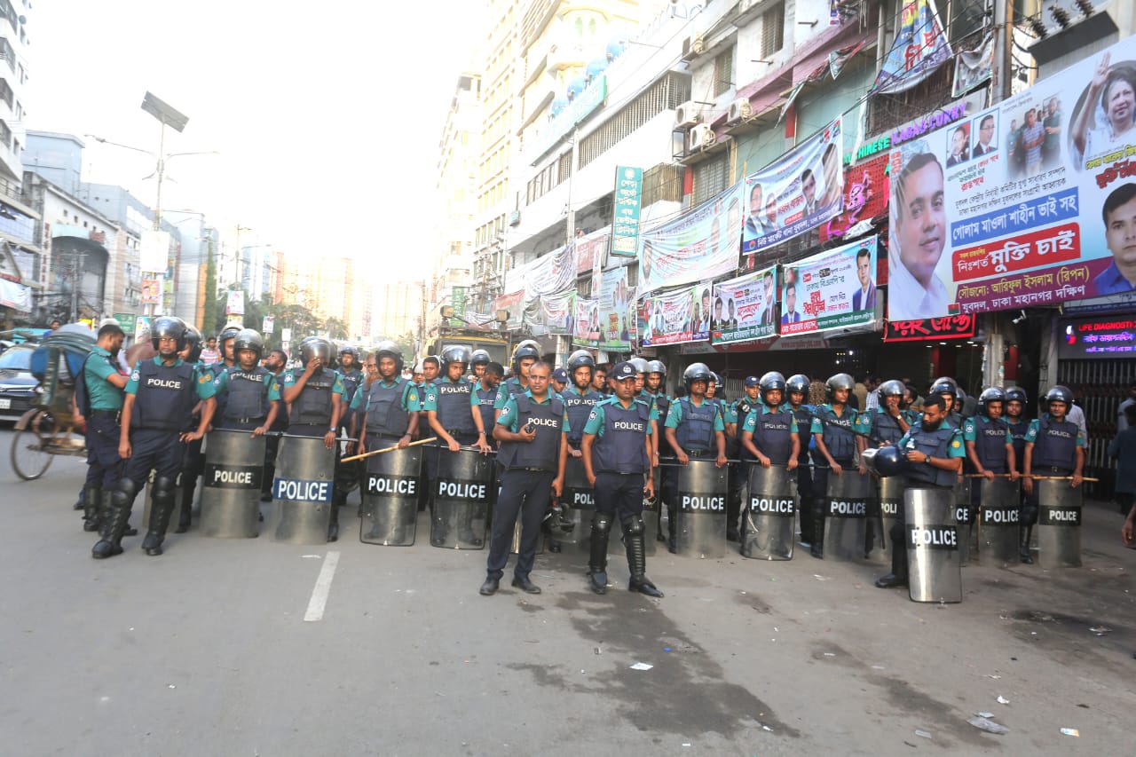 নয়াপল্টনে পুলিশের উপস্থিতি