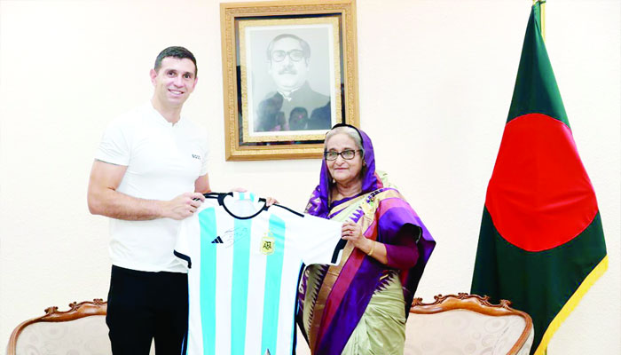‘হৃদয় রেখে গেলাম’ তিলোত্তমা ঢাকায় ‘বাজপাখি’র ১১ ঘণ্টা