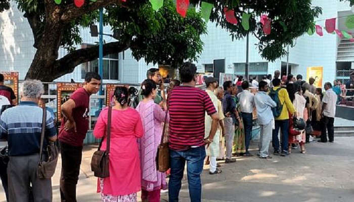 অপুর ‘লাল শাড়ি’ দেখতে কলকাতায় ভিড়