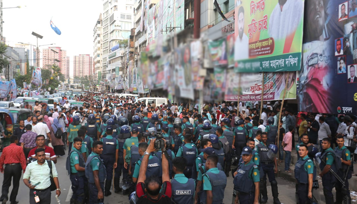 নয়াপল্টনে পুলিশের উপস্থিতি
