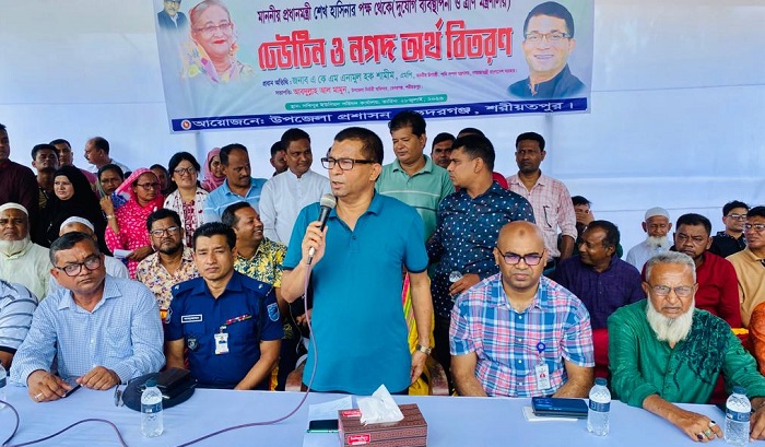 শেখ হাসিনা মানুষের মুখে হাসি ফোটান, খালেদা জিয়া এতিমের টাকা মেরে খান