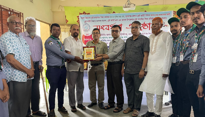 গোবিন্দগঞ্জ হাইস্কুলে শ্রেষ্ঠ স্কাউট শিক্ষক-ছাত্রকে সংবর্ধনা