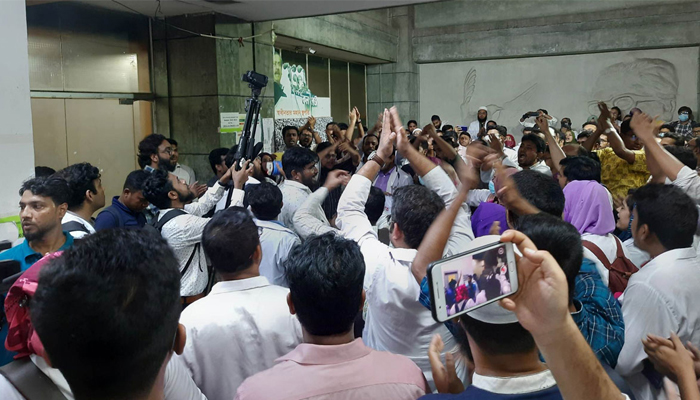 বেতন না বাড়ালে অনির্দিষ্টকালের কর্মবিরতি