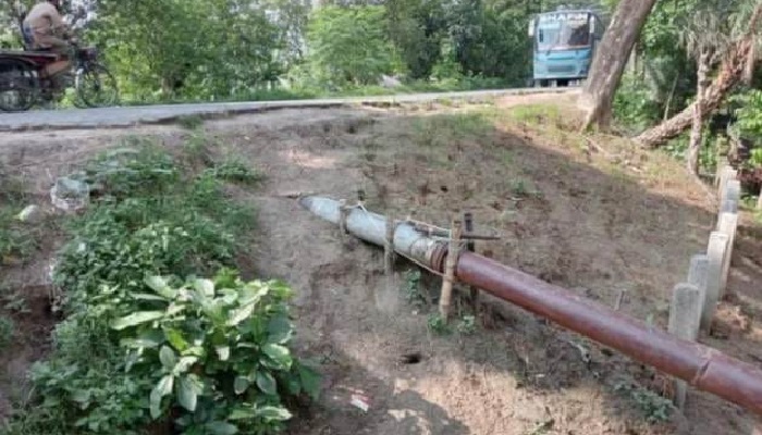 মানিকগঞ্জে আঞ্চলিক মহাসড়ক ছিদ্র করে ড্রেজার বাণিজ্য