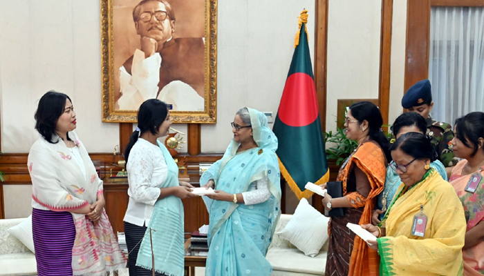 প্রধানমন্ত্রীর সঙ্গে সাক্ষাত কলাগাছের আঁশ থেকে শাড়ি প্রস্তুতকারী দলের