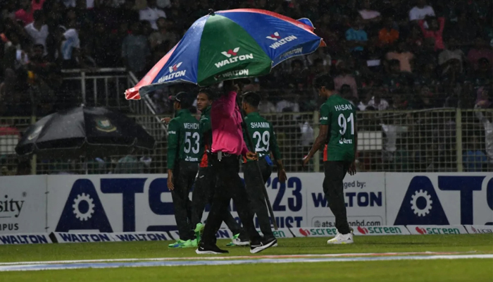 ৫ উইকেট হারিয়ে চাপে আফগানরা