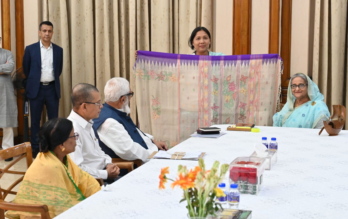 প্রধানমন্ত্রীর সঙ্গে সাক্ষাত কলাগাছের আঁশ থেকে শাড়ি প্রস্তুতকারী দলের