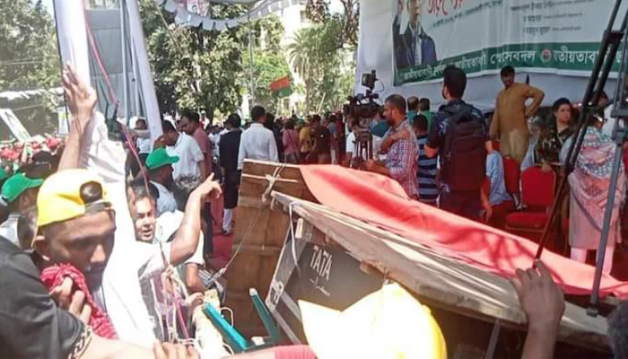 ভেঙে পড়ল বিএনপির ‘তারুণ্যের সমাবেশ’ মঞ্চ