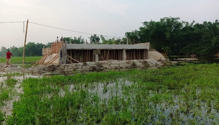 ফসলের মাঠে ৩৮ লাখ টাকার সেতু