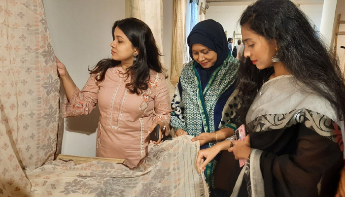 শিল্পকলায় দ্যুতি ছড়াচ্ছে জামদানি শাড়ি