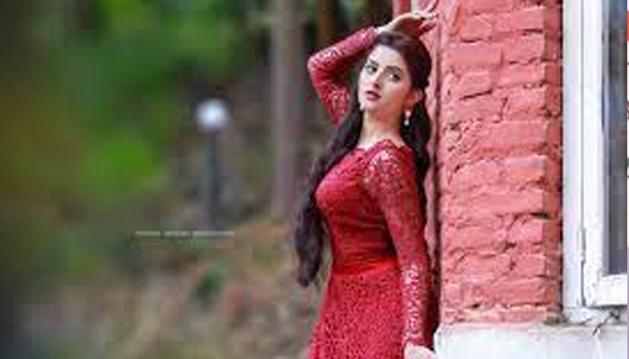 যে পুরস্কার পেলেন পরী মণি