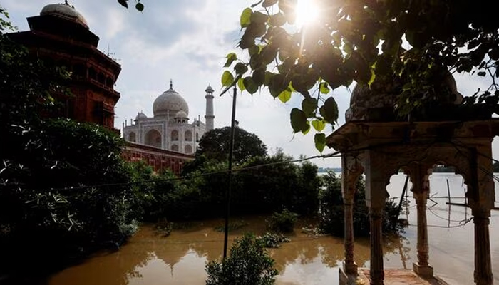 তাজমহলের দেয়াল ছুঁয়েছে যমুনার পানি