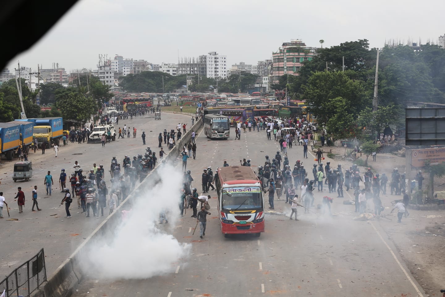 রাজধানীতে একাধিক স্থানে পুলিশ-বিএনপি সংঘর্ষ
