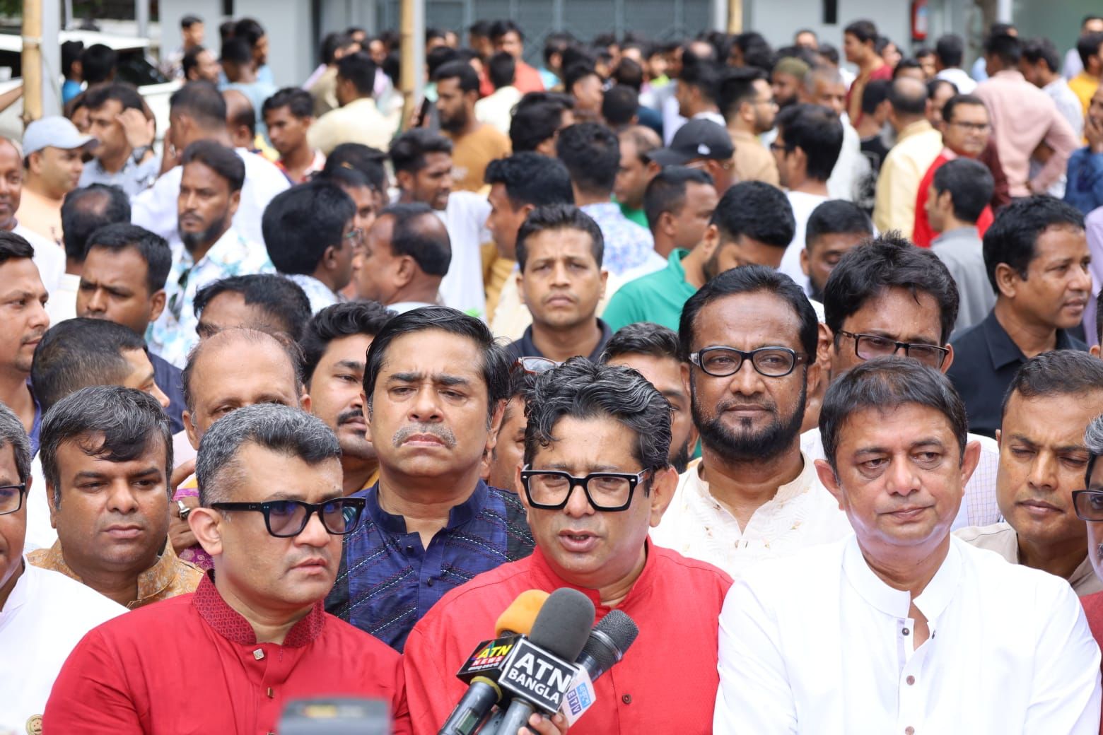 বঙ্গবন্ধুর প্রতিকৃতিতে আওয়ামী স্বেচ্ছাসেবক লীগের শ্রদ্ধা