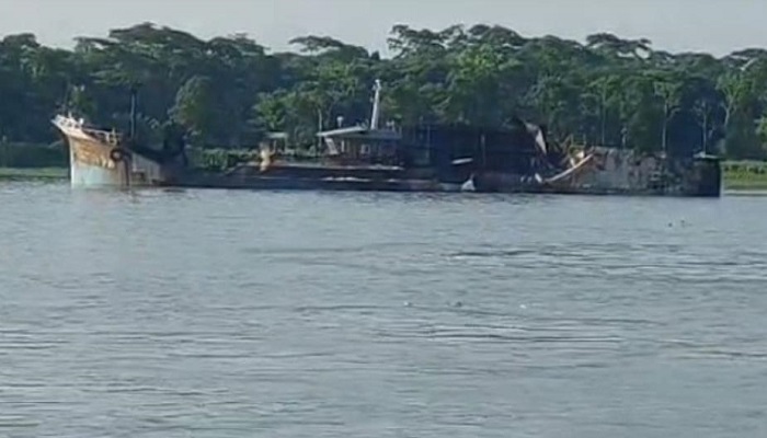 ঝালকাঠিতে তেলবাহী জাহাজের আগুন নিয়ন্ত্রণে