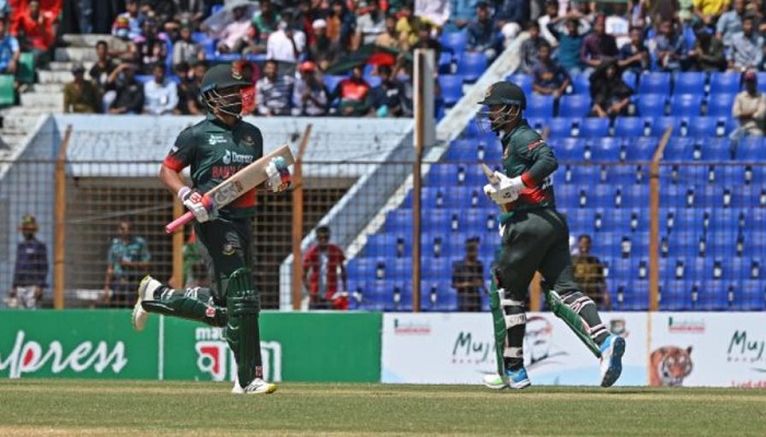 ৩ উইকেট হারিয়ে চাপে টাইগাররা, বৃষ্টিতে খেলা বন্ধ