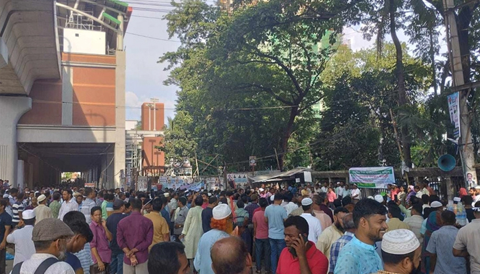 জাতীয়করণের দাবি: ছুটির দিনেও আন্দোলনে শিক্ষকরা
