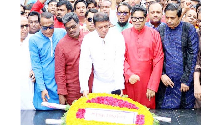 বঙ্গবন্ধুর প্রতিকৃতিতে আওয়ামী স্বেচ্ছাসেবক লীগের শ্রদ্ধা