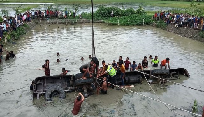 ঝালকাঠিতে চালকসহ তিনজনকে আসামি করে মামলা