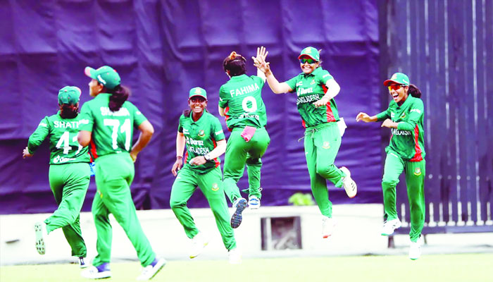 জ্যোতিদের হাসি কেড়ে নিল হারমানপ্রীতরা