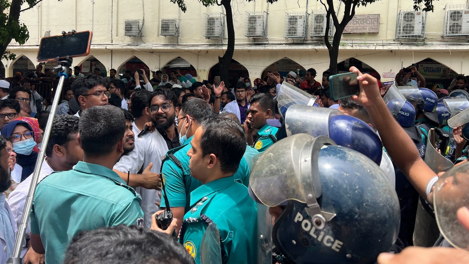 এবার শাহবাগ অবরোধ ইন্টার্ন চিকিৎসকদের
