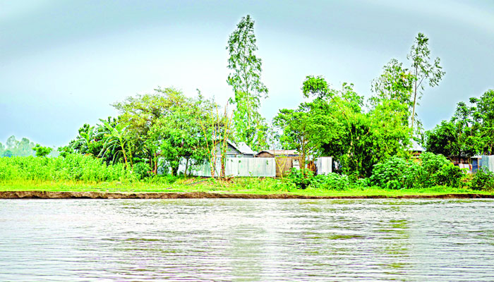 সুনামগঞ্জে পানি কমেছে দুর্ভোগ কমেনি মানুষের
