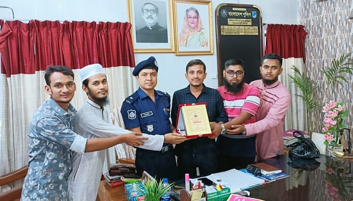 হৃদয়ে আলফাডাঙ্গার পক্ষ থেকে জেলার শ্রেষ্ঠ ওসিকে সম্মাননা প্রদান