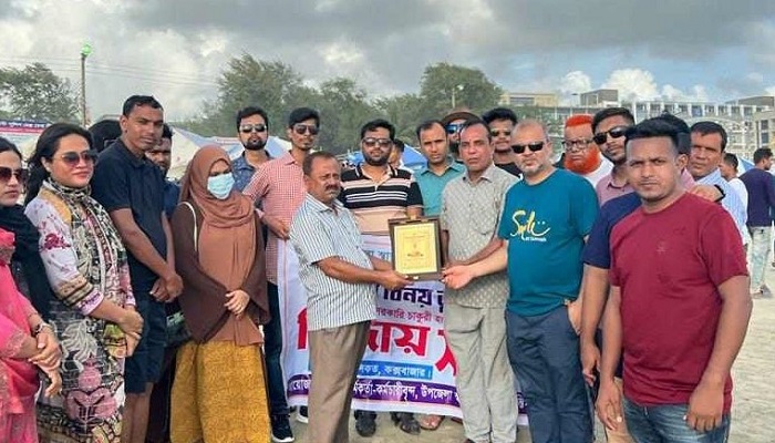 সহকর্মীর ইচ্ছাপূরণে সমুদ্র সৈকতে বিদায় সংবর্ধনা