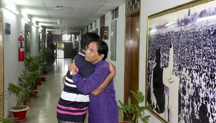 অফিস খুললেও কাটেনি ছুটির আমেজ