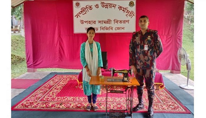 রামগড়ে কৃতি শিক্ষার্থীদের মাঝে বিজিবির উপহার সামগ্রী বিতরণ
