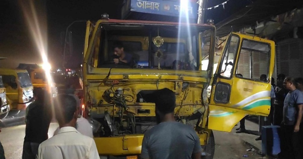 গাজীপুরে রেললাইনে আটকা ট্রাকে ট্রেনের ধাক্কা