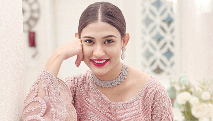 মুগ্ধতা ছড়াচ্ছেন মেহজাবীন