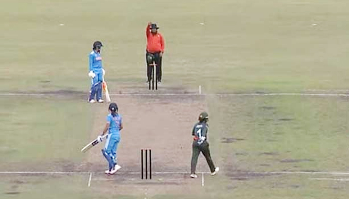 রাগে স্টাম্প উড়িয়ে দিলেন ভারতীয় অধিনায়ক