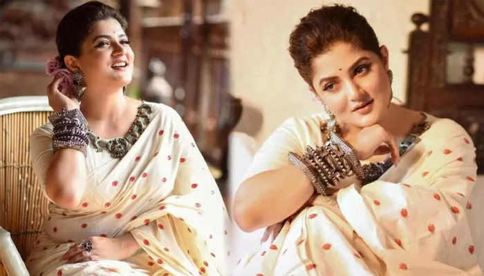 ‘মহানায়ক’ সম্মাননা পেয়েও কটাক্ষের শিকার শ্রাবন্তী!