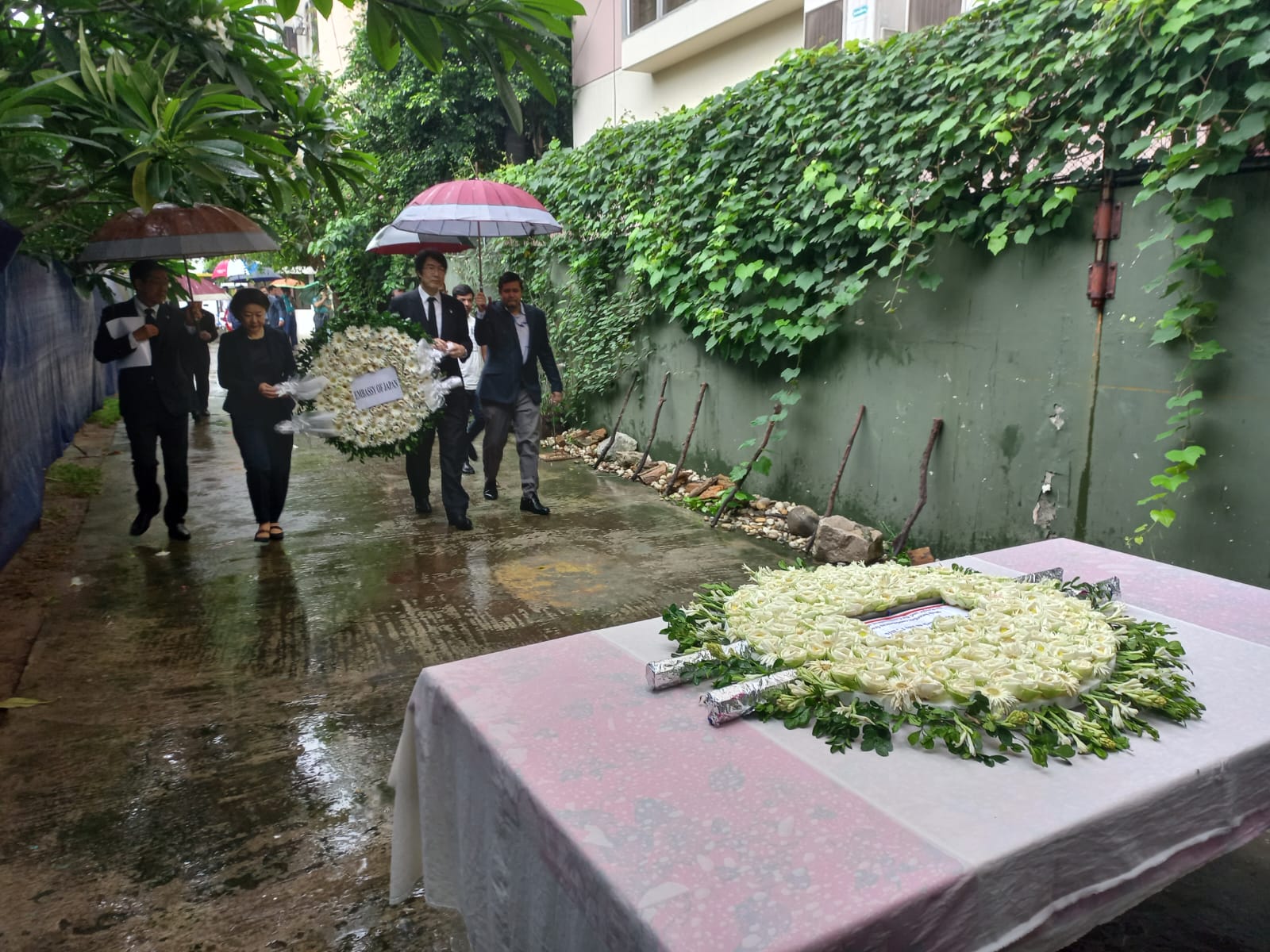 হলি আর্টিজানে নিহতদের প্রতি বিভিন্ন দূতাবাসের শ্রদ্ধা