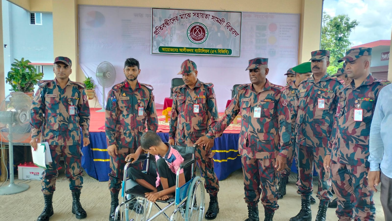 আলীকদমে বিজিবির উদ্যোগে প্রতিবন্ধীদের মাঝে সহায়তা সামগ্রী বিতরণ