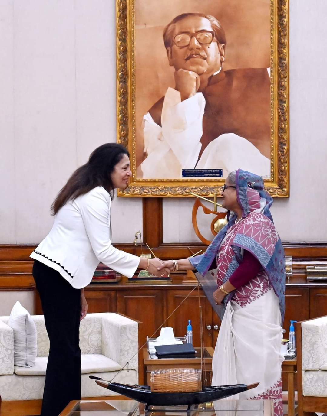 প্রধানমন্ত্রীর সঙ্গে সাক্ষাৎ করলেন উজরা জেয়া