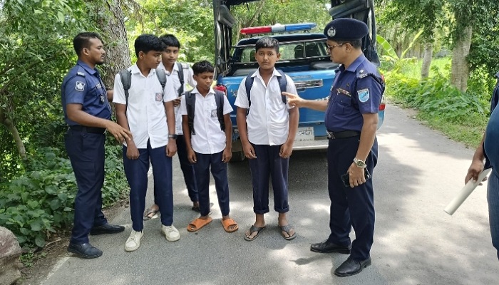 আলফাডাঙ্গায় চার শিক্ষার্থীকে কাউন্সেলিং করে স্কুলে ফেরত পাঠালেন ওসি আবু তাহের