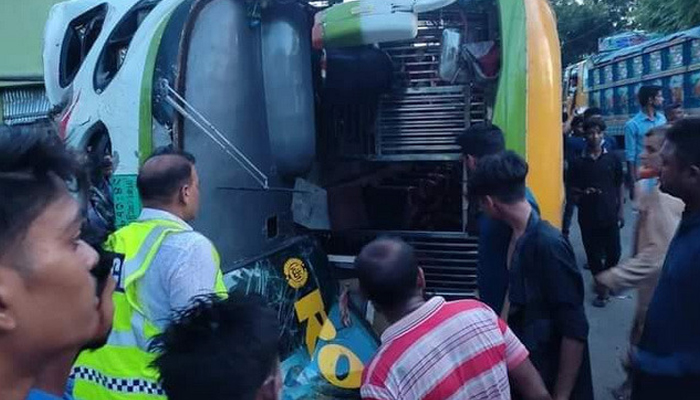যশোরে বাসচাপায় প্রাণ গেল ৭ জনের